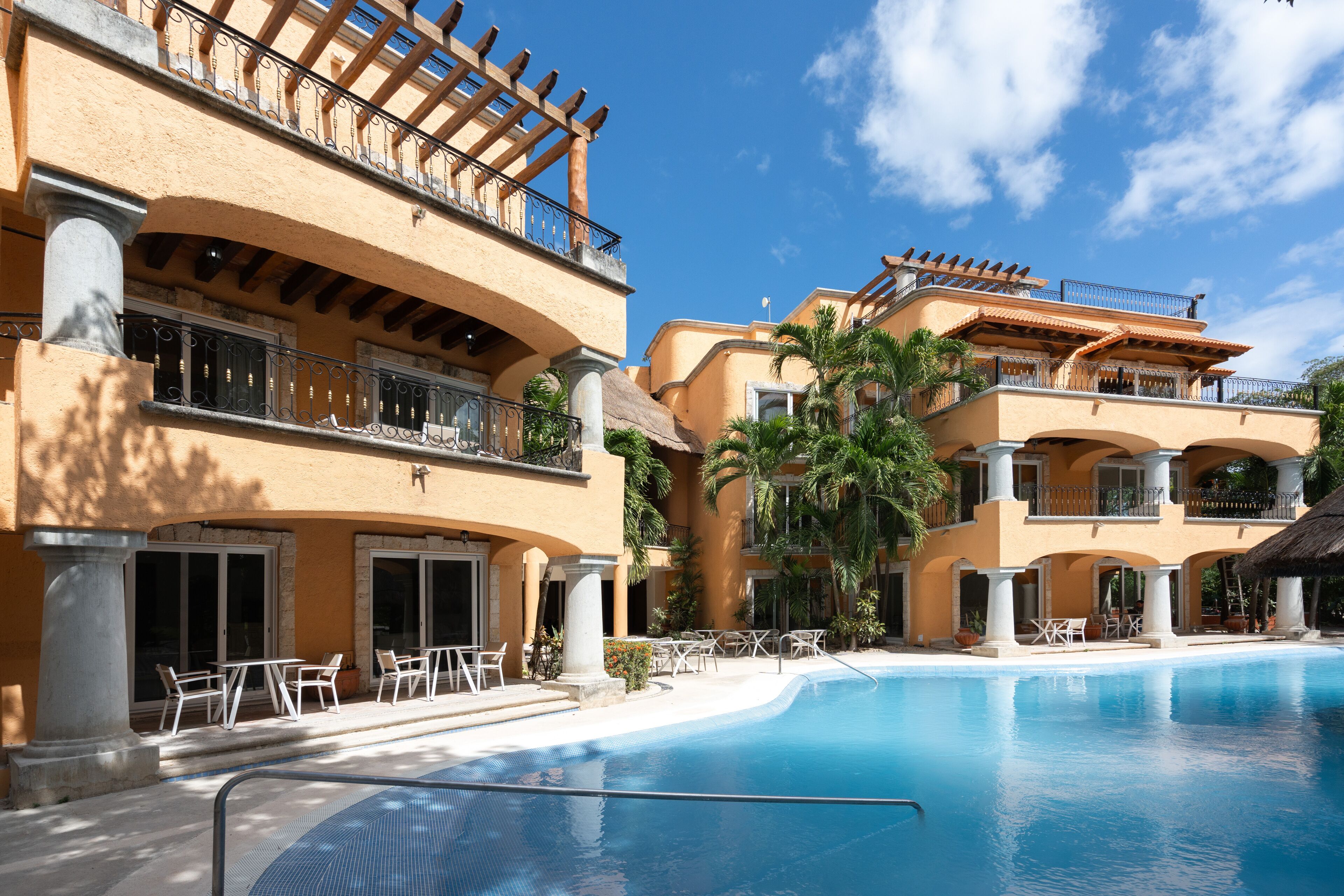 Una piscina al aire libre