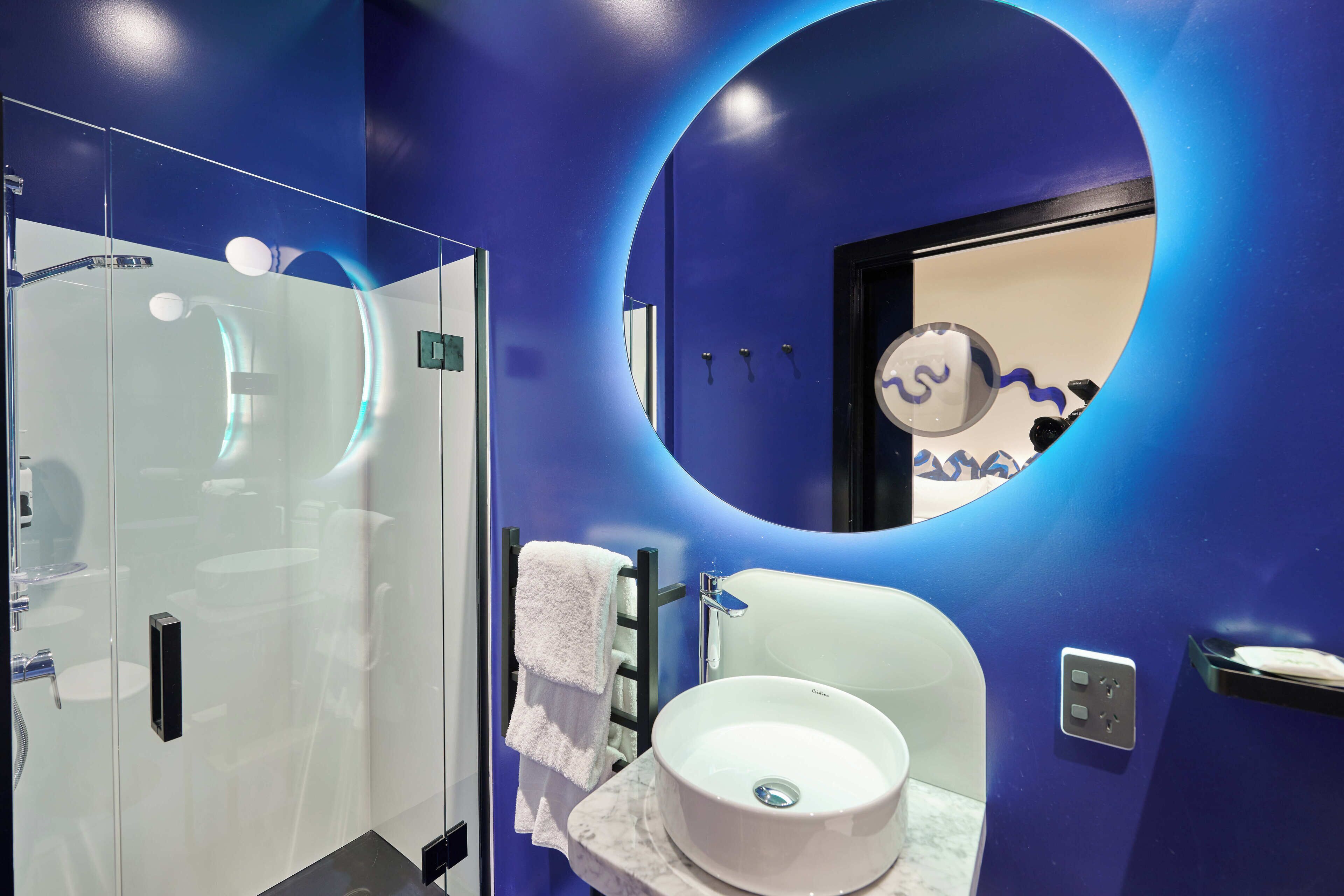 zing queen | bathroom | shower, hair dryer, towels, soap