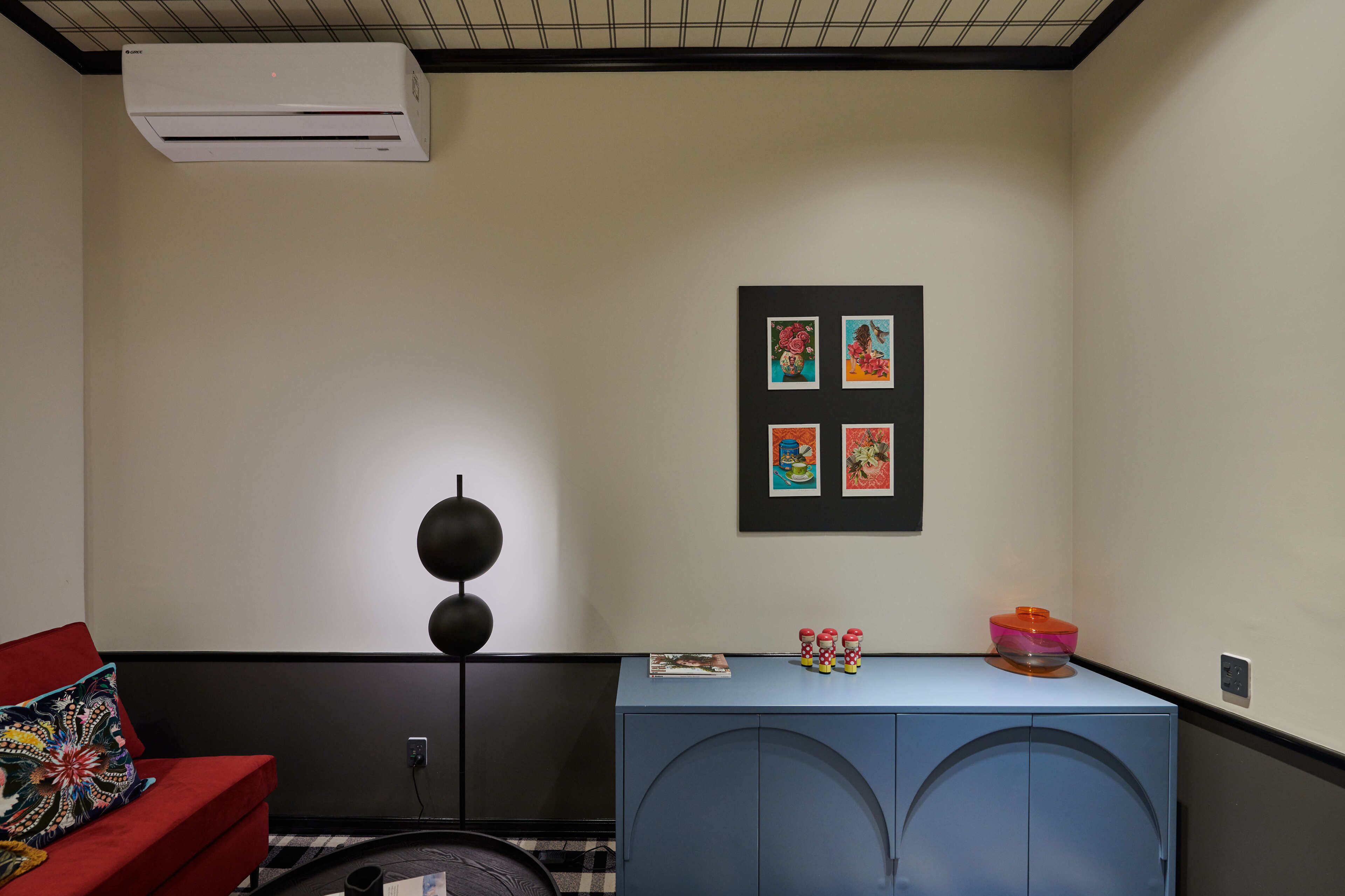 junior suite | living area | 32-inch lcd tv with digital channels, tv, netflix