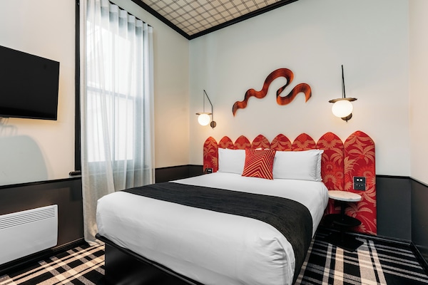 Zest Queen | In-room safe, individually decorated, individually furnished