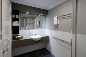 1 Bedroom Apartment | Bathroom | Hair dryer, towels - The Stirling Motel (Rockhampton)