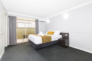 Villa Queen | In-room safe, desk, laptop workspace, blackout drapes