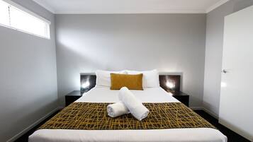Queen Suite | In-room safe, desk, laptop workspace, blackout curtains