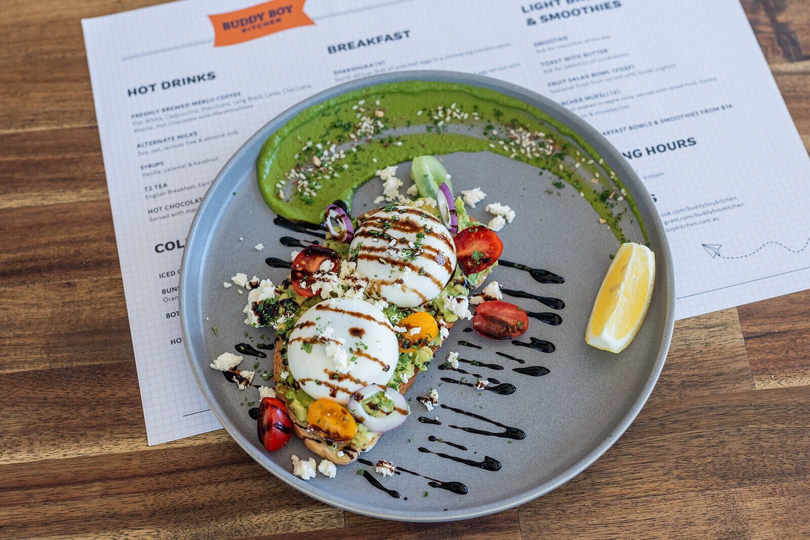 Um menu com diversas opções de comida, incluindo café da manhã e bebidas quentes.
