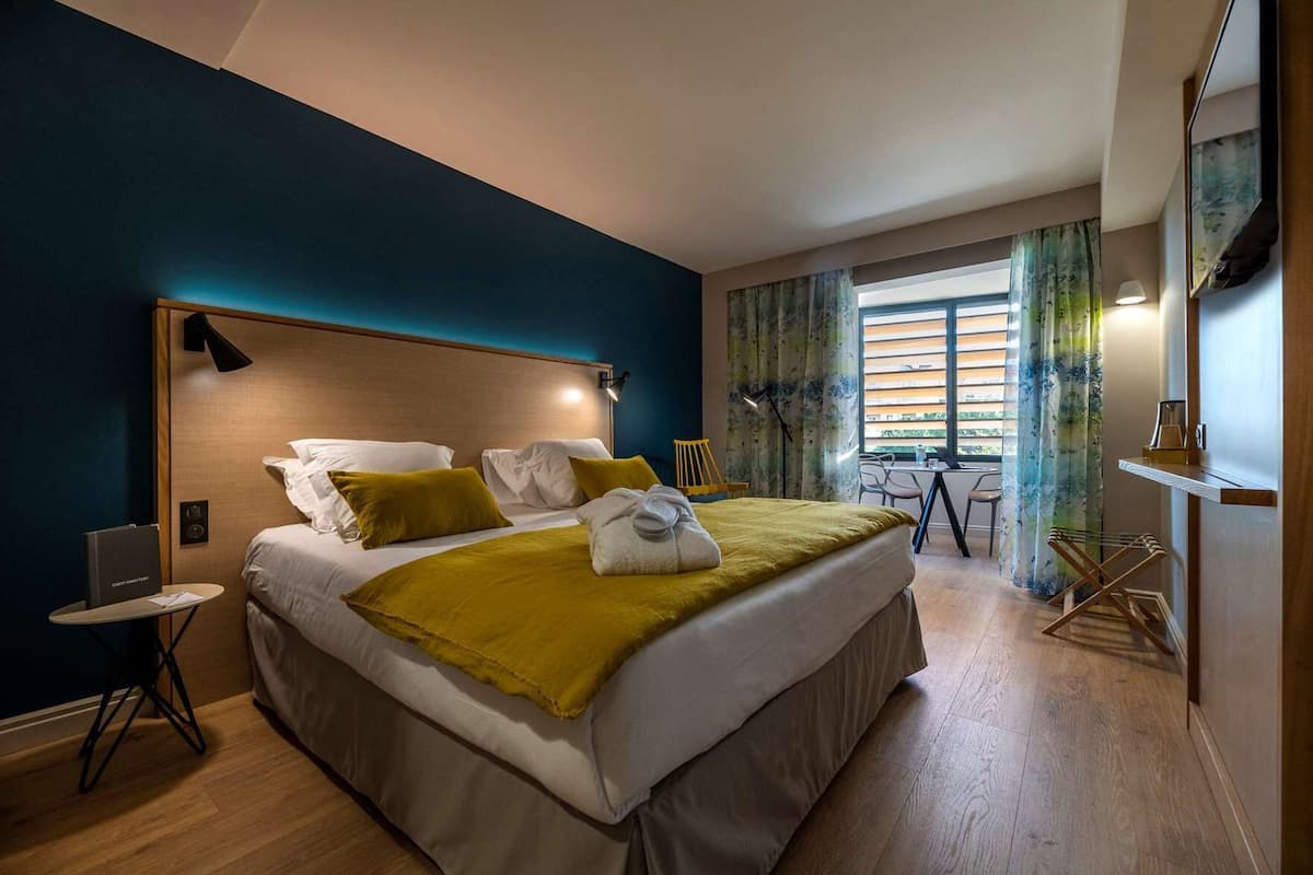 Premium bedding, in-room safe, desk, laptop workspace