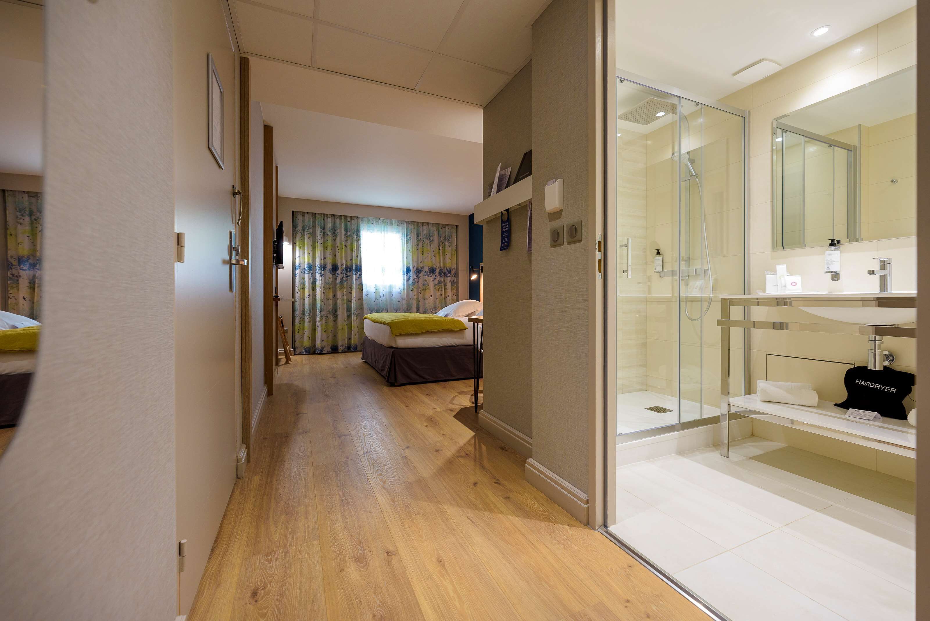 family suite, 1 king bed, non smoking | bathroom | shower, rainfall showerhead, free toiletries, hair dryer
