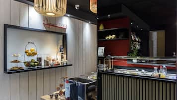 Un espace buffet proposant divers plats et une pancarte sur laquelle on peut lire : « Déjà vu 1961 ».