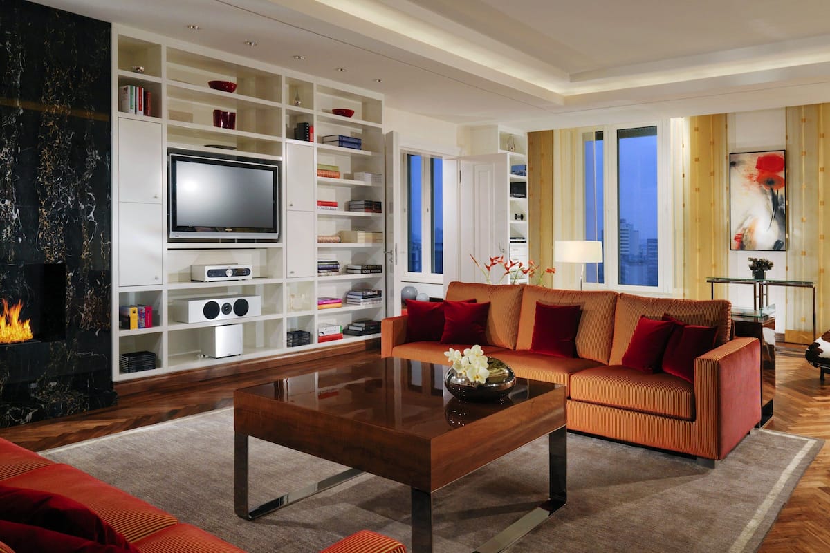 Penthouse, varias camas (Ritz-Carlton,Club Lounge Access) | Área de sala de estar | Televisión de pantalla plana, estación para iPod y películas con cargo