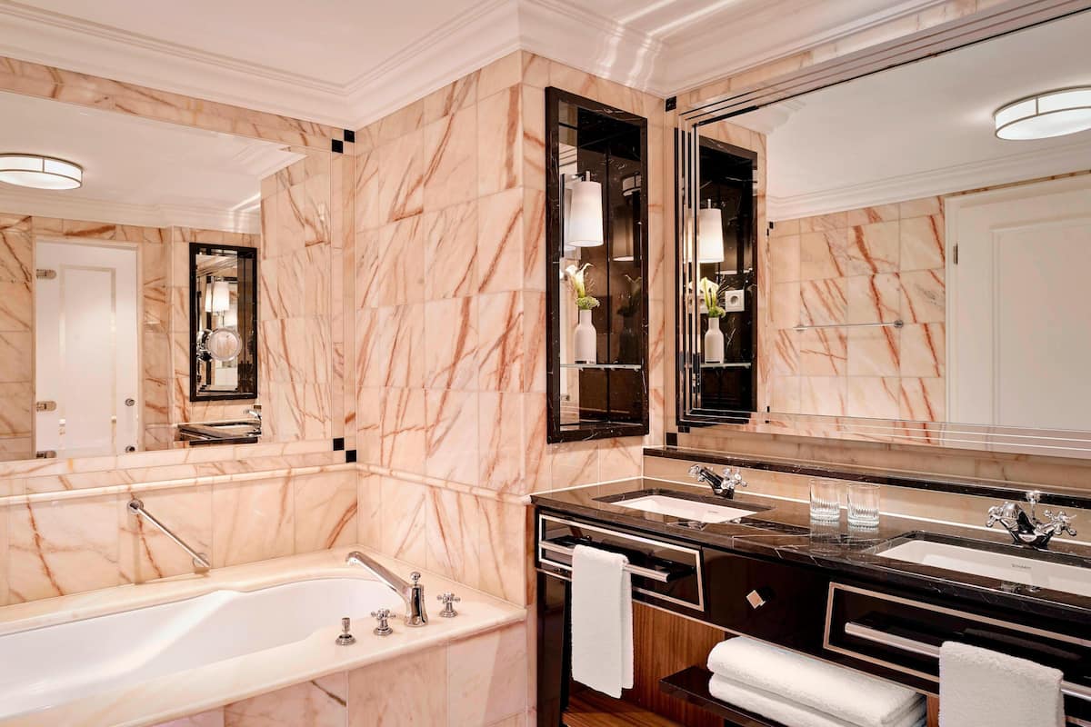 separate bathtub and shower, eco-friendly toiletries, hair dryer