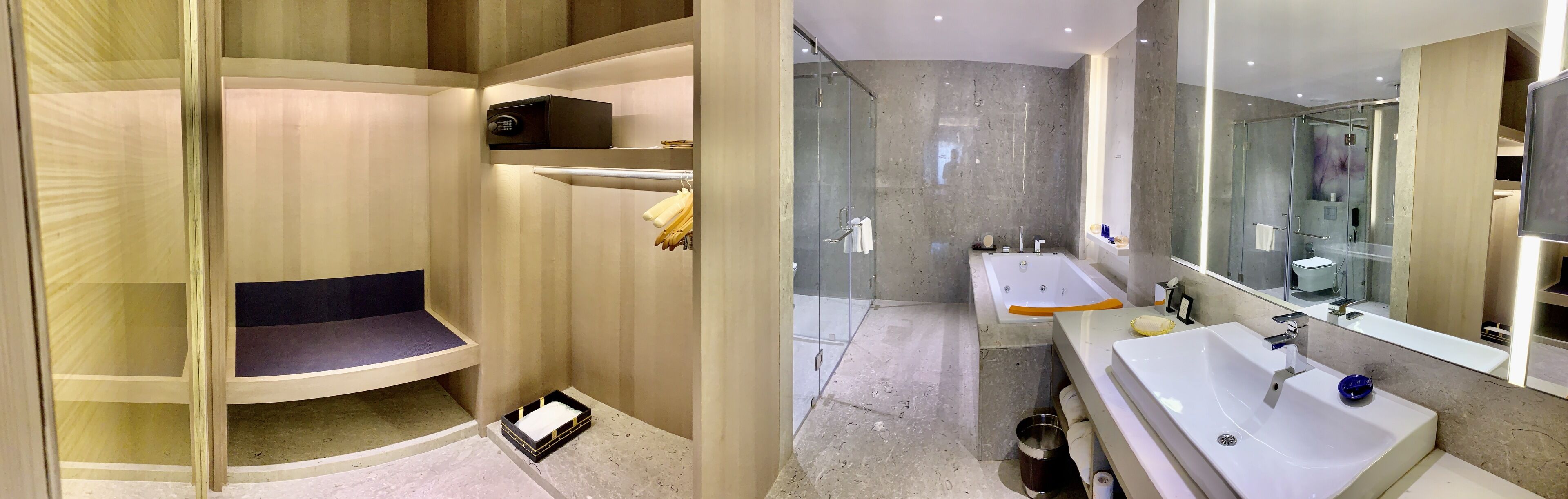 suite, 1 king bed, city view (07vivanta) | bathroom | rainfall showerhead, free toiletries, hair dryer, bathrobes