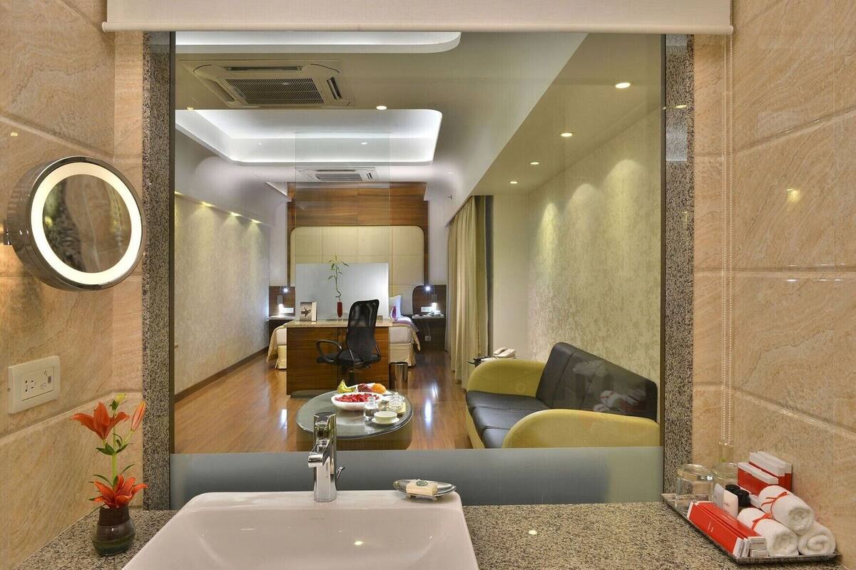 Minibar, coffres-forts dans les chambres, bureau