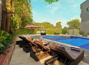 Piscine extérieure, chaises longues