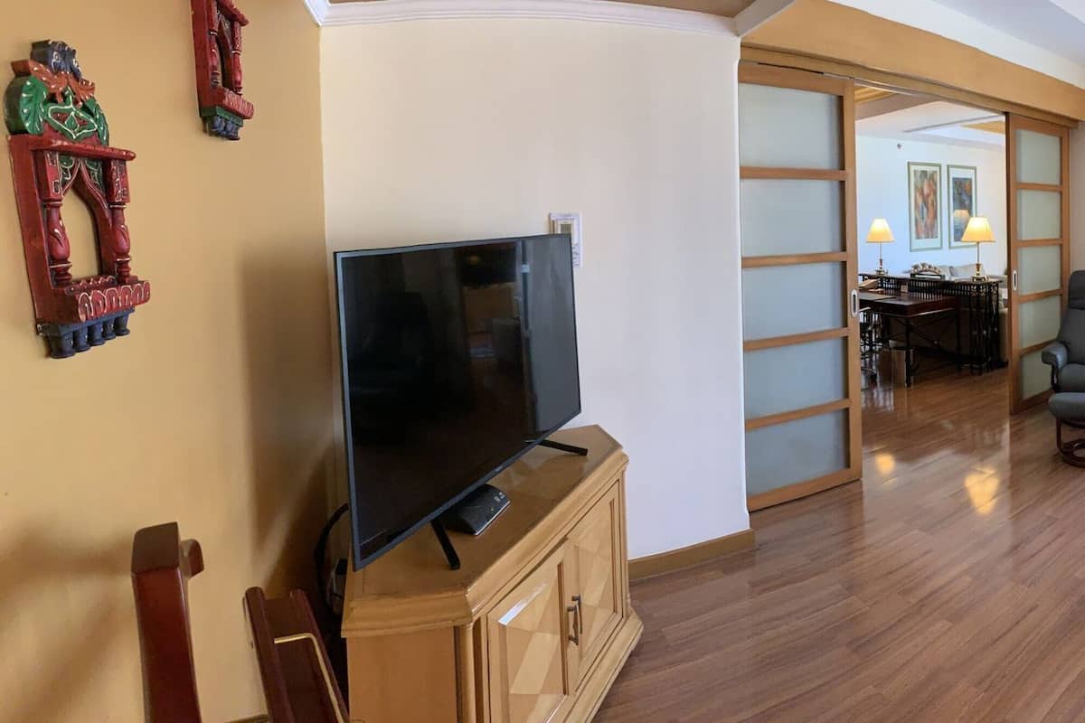 Minibar, caja de seguridad en la habitación y escritorio