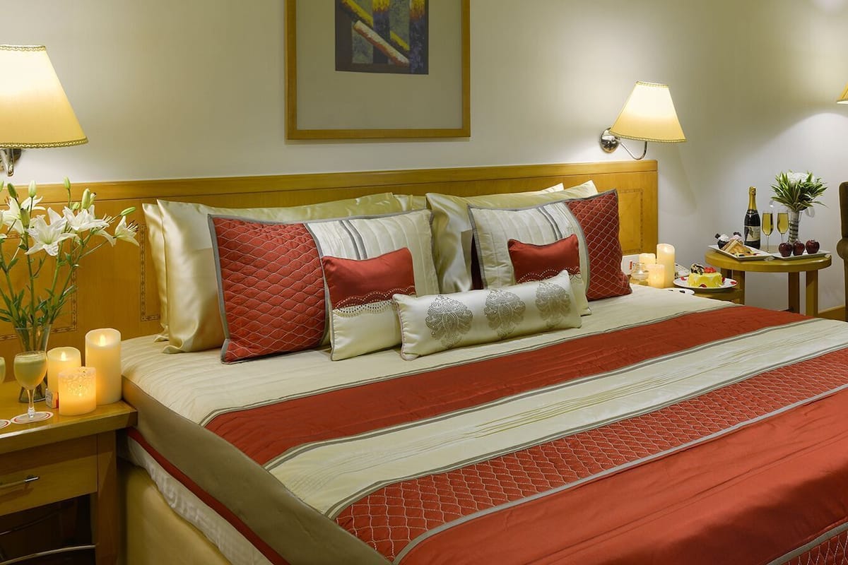 Minibar, caja de seguridad en la habitación y escritorio