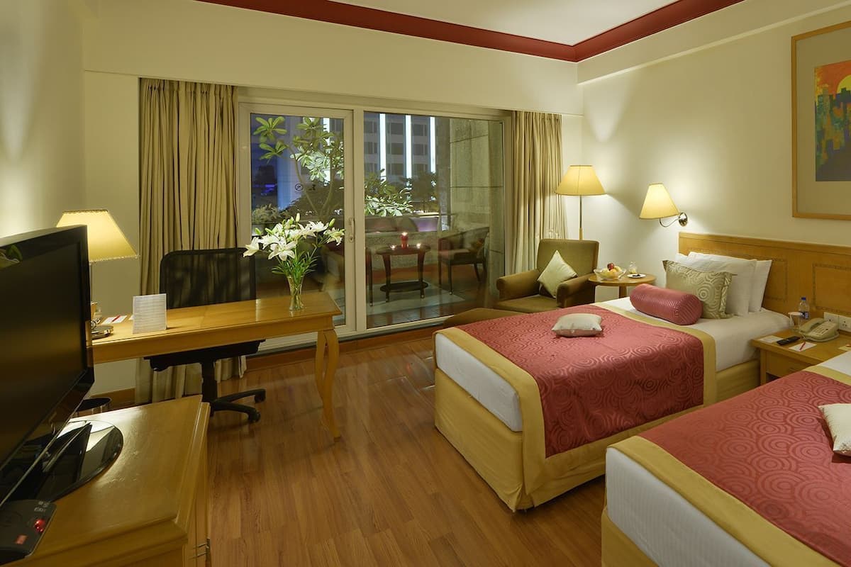 Minibar, caja de seguridad en la habitación y escritorio