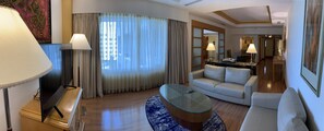 Premium Suite City View Queen Bed | Living room