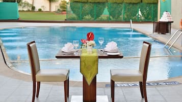 2 restaurants, breakfast served