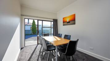 Deluxe House | In-room dining