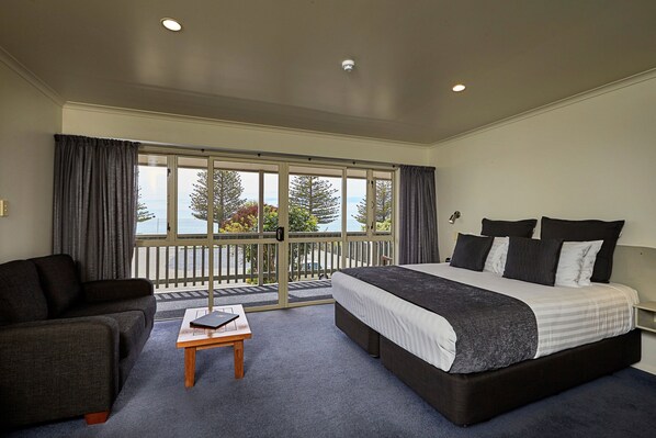 Deluxe-rum - viss havsutsikt | Sängtillbehör av högsta kvalitet och mörkläggningsgardiner