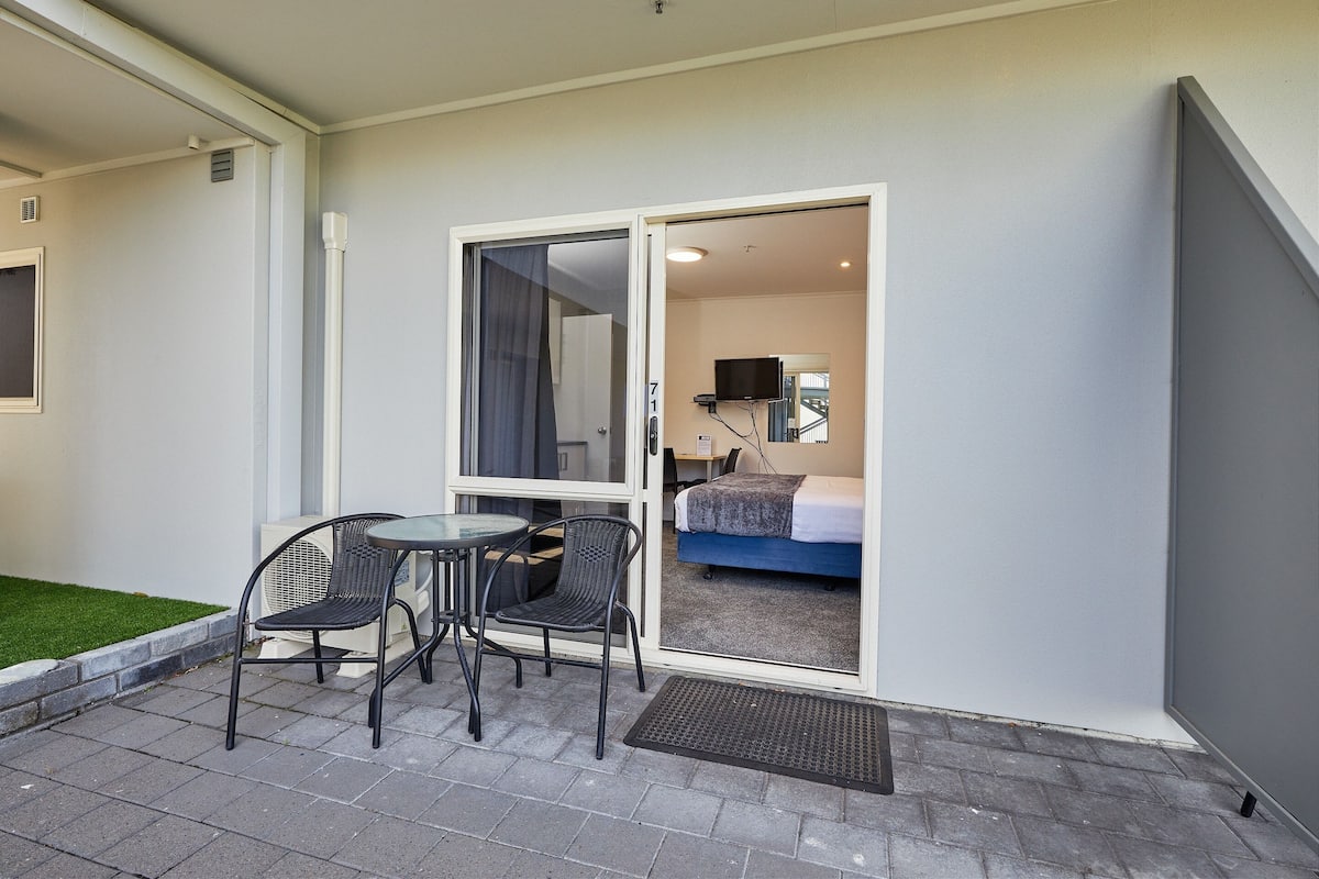 Premium bedding, blackout curtains, iron/ironing board, free WiFi