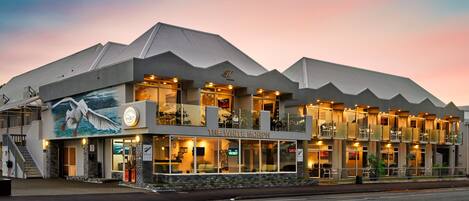 Overnatningsstedets facade – aften/nat