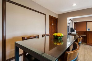 Free daily buffet breakfast - SureStay Plus Hotel by Best Western Jackson (Jackson)
