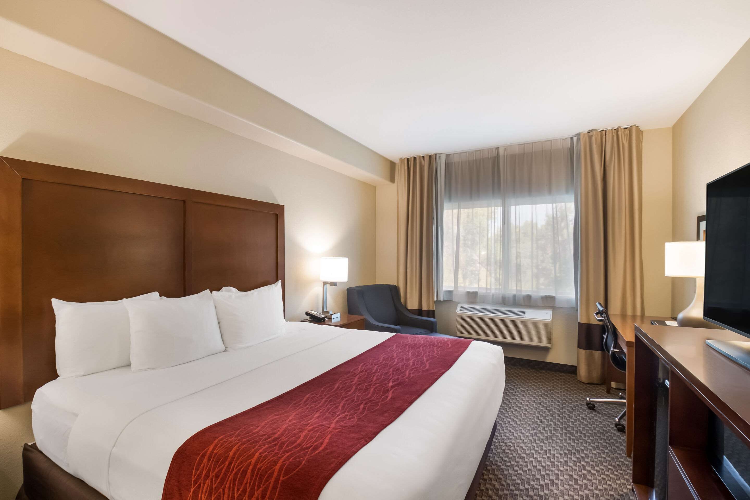 办公桌、笔记本电脑工作区、遮光窗帘、熨斗/熨衣板