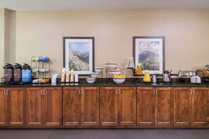 Free daily full breakfast  - Comfort Inn Fort Morgan (Fort Morgan)