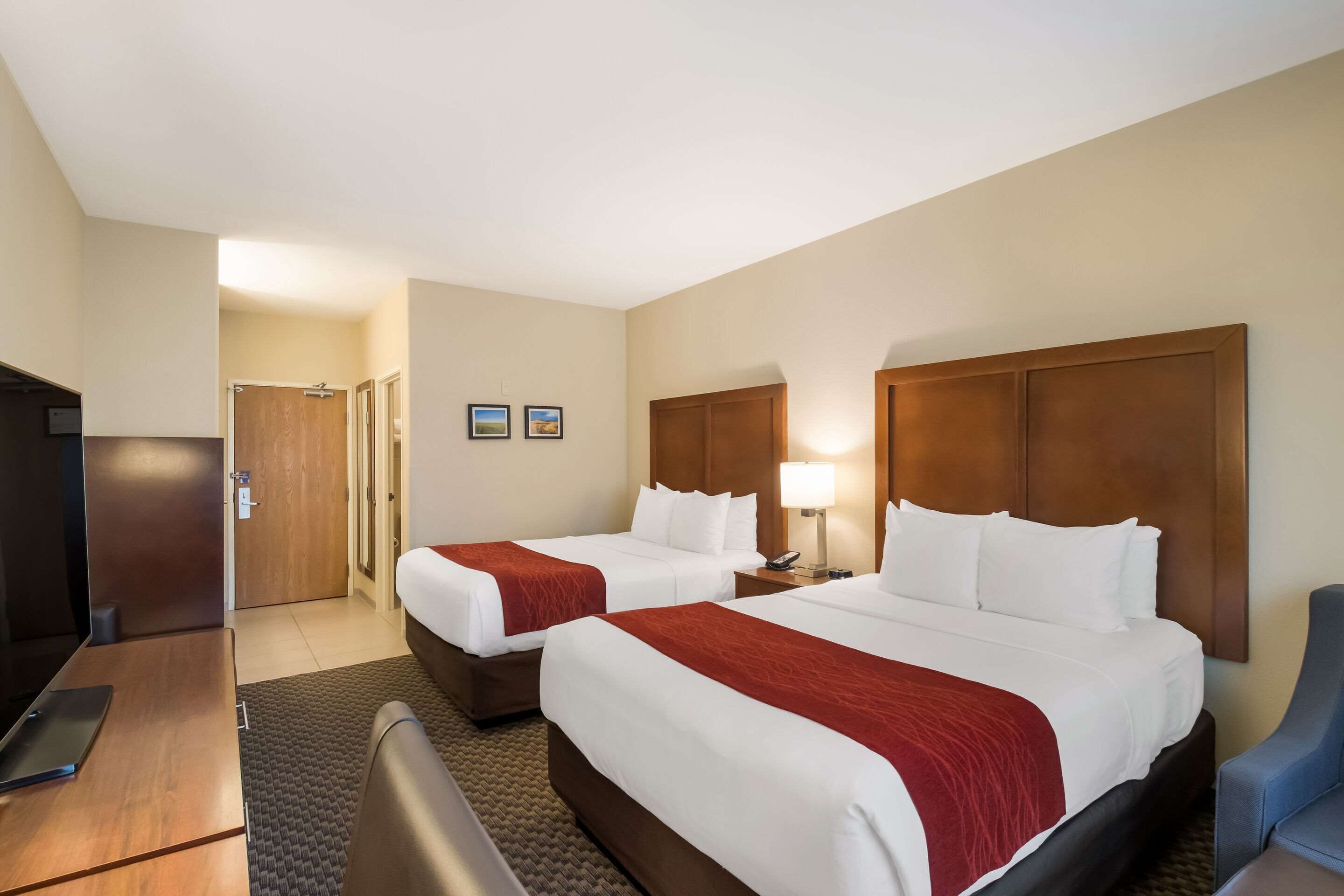 办公桌、笔记本电脑工作区、遮光窗帘、熨斗/熨衣板