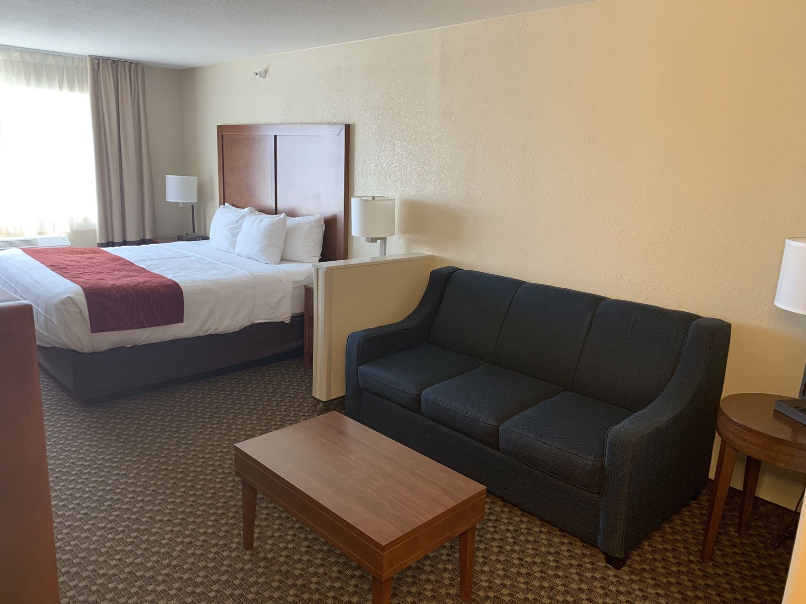 办公桌、笔记本电脑工作区、遮光窗帘、熨斗/熨衣板