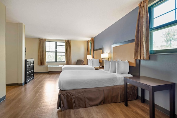 Deluxe Studio, Multiple Beds, Non Smoking | Desk, blackout drapes, iron/ironing board, WiFi (free)
