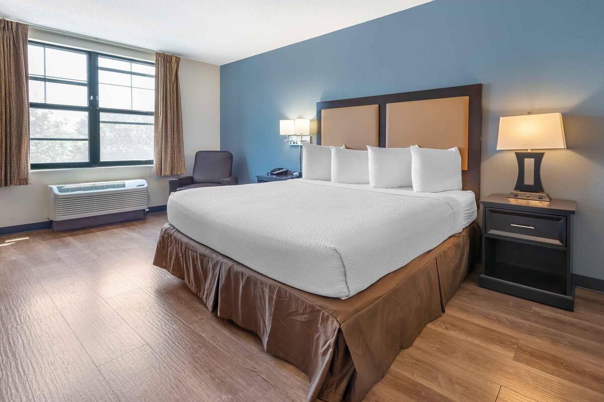 Studio, 1 King Bed, Non Smoking | Desk, blackout curtains, iron/ironing board, free WiFi