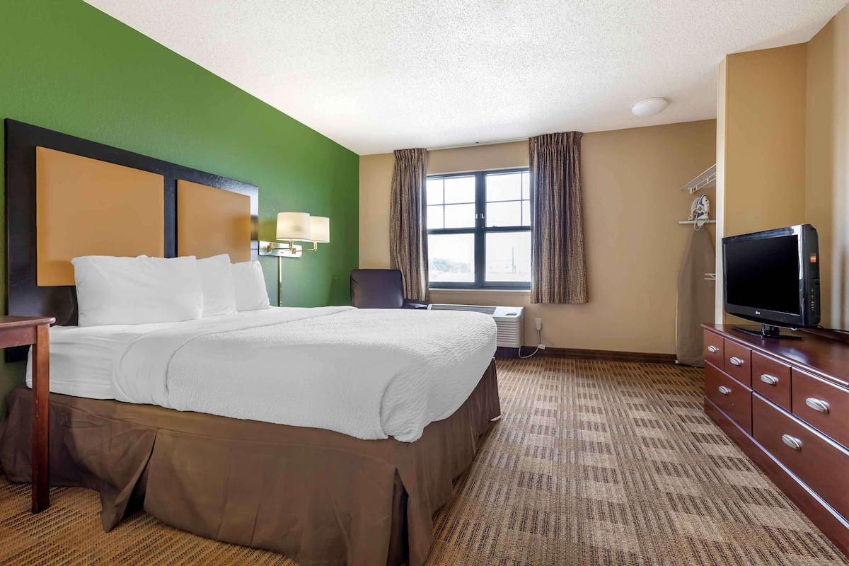 Studio, 1 Queen Bed, Accessible, Non Smoking | Desk, blackout drapes, iron/ironing board, free WiFi