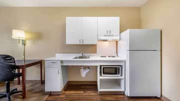 Studio, 1 Queen Bed, Accessible, Non Smoking | Private kitchen