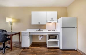 Studio, 1 Queen-Bett, barrierefrei, Nichtraucher | Eigene Küche | Großer Kühlschrank, Mikrowelle, Herdplatte