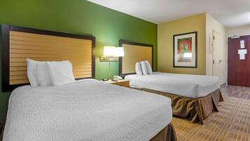 Escritorio, cortinas blackout y tabla de planchar con plancha