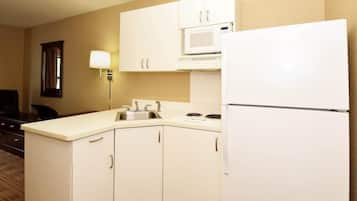 Full-size fridge, microwave, stovetop, coffee/tea maker