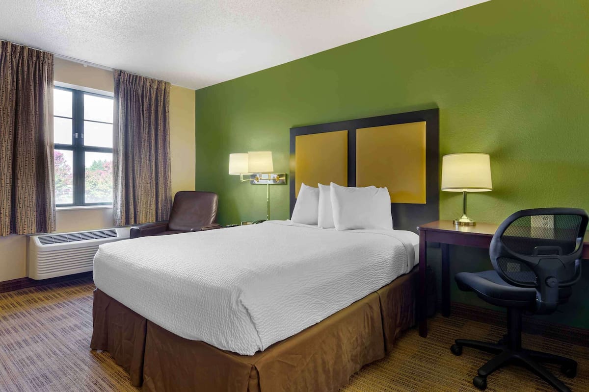 Studio, 1 Queen Bed, Accessible, Non Smoking | Desk, blackout drapes, iron/ironing board, free WiFi