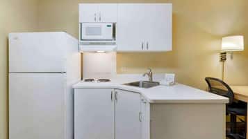 Refrigerador con freezer, microondas, placa de cocina, cafetera/tetera