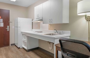 Studio, 1 grand lit, accessible aux personnes à mobilité réduite, non-fumeurs | Bureau, fer et planche à repasser, Wi-Fi gratuit, draps fournis