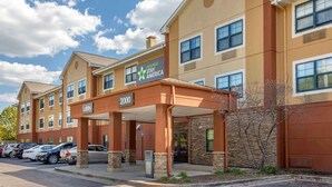 A hotel with a 'Lobby' sign, 'extended STAY AMERICA' branding, and a '2000' address. - Extended Stay America Select Suites - Columbia - Stadium Blvd. (Columbia)