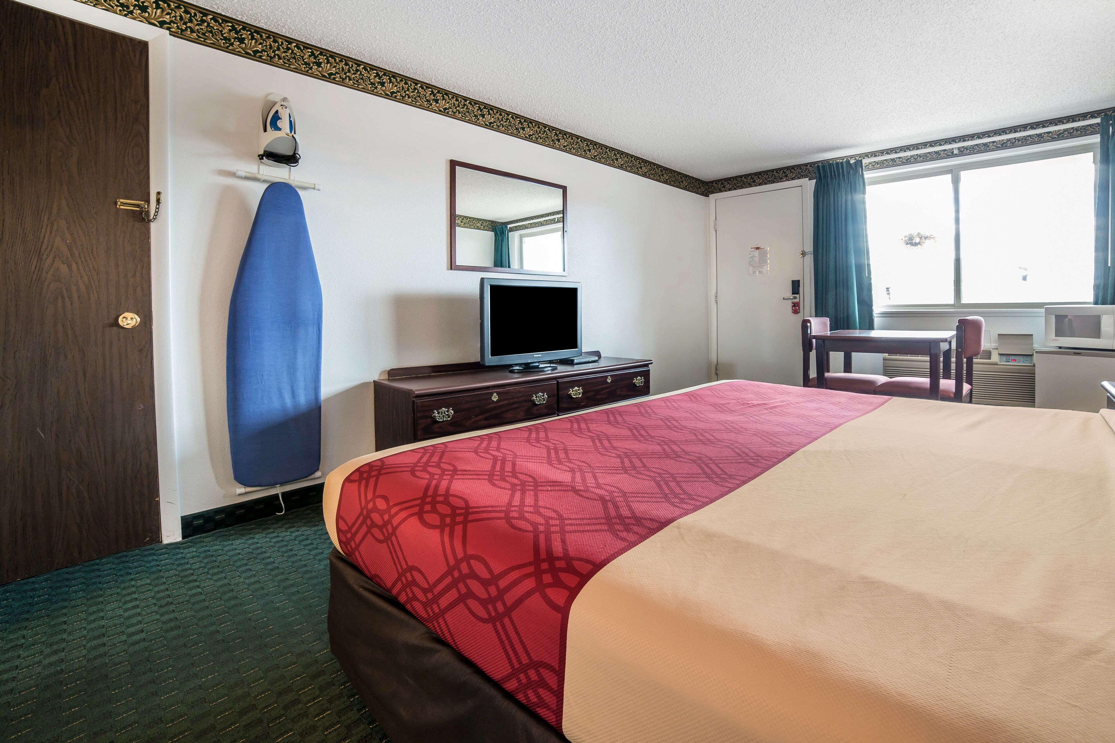 standard room, 1 king bed, smoking | living area | 32-inch led tv with digital channels, tv