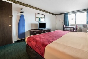 Habitación estándar, 1 cama King size, para fumadores | Área de sala de estar | Televisión LED de 32 pulgadas con canales digitales y televisión 