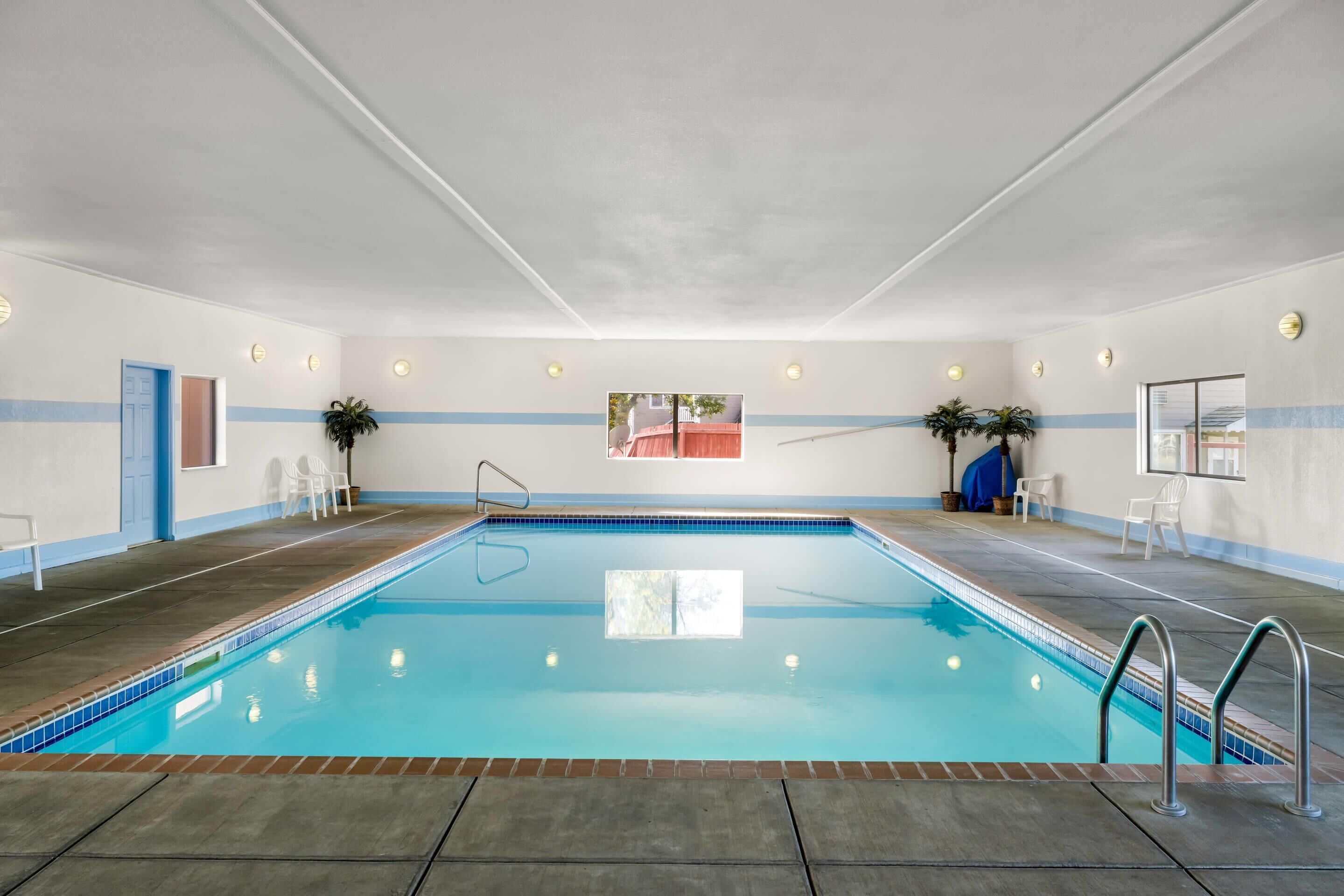 Una piscina cubierta