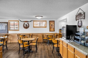 Free continental breakfast  - Econo Lodge Miles City I-94 (Miles City)