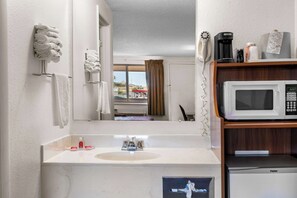 Literie de qualité, décor unique, ameublement unique, bureau