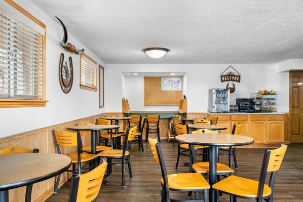 Free continental breakfast - Econo Lodge Miles City I-94 (Miles City)