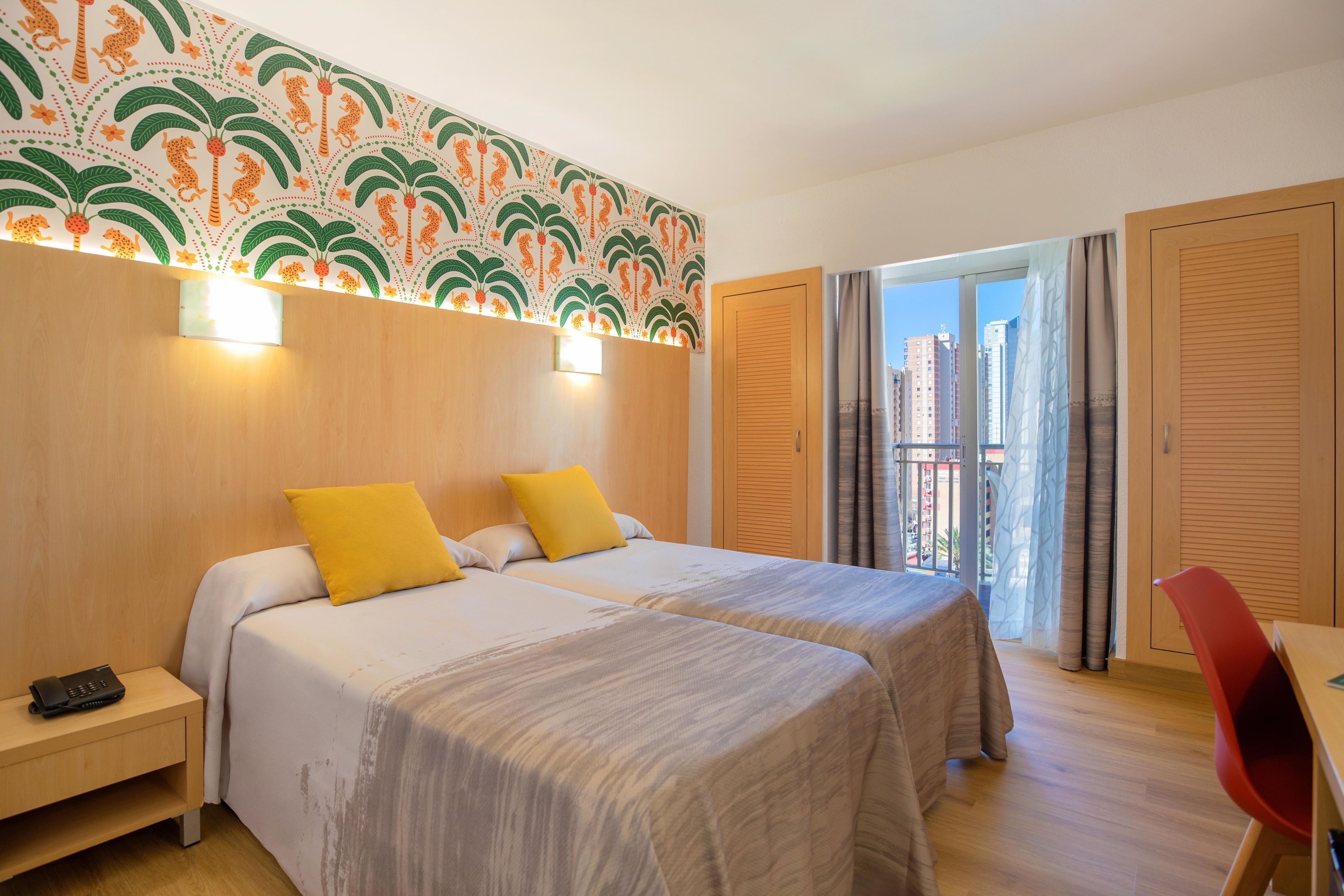 Caja fuerte, escritorio, wifi gratis y ropa de cama