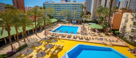 2 outdoor pools, sun loungers