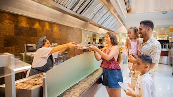 Frokost, lunsj og middag serveres, internasjonale retter